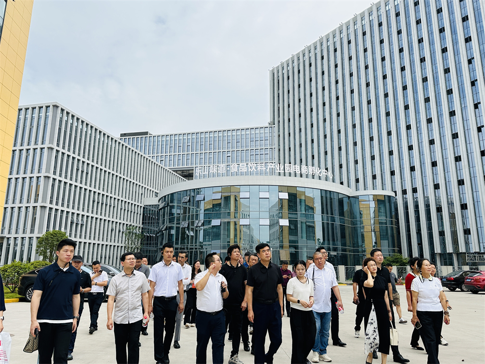 1.张晓文特邀副会长带领考察团参观园区1.jpg
