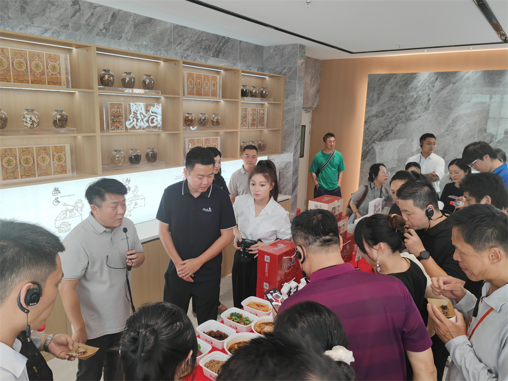 3.考察团参观考察纪六孃产品展示.jpg