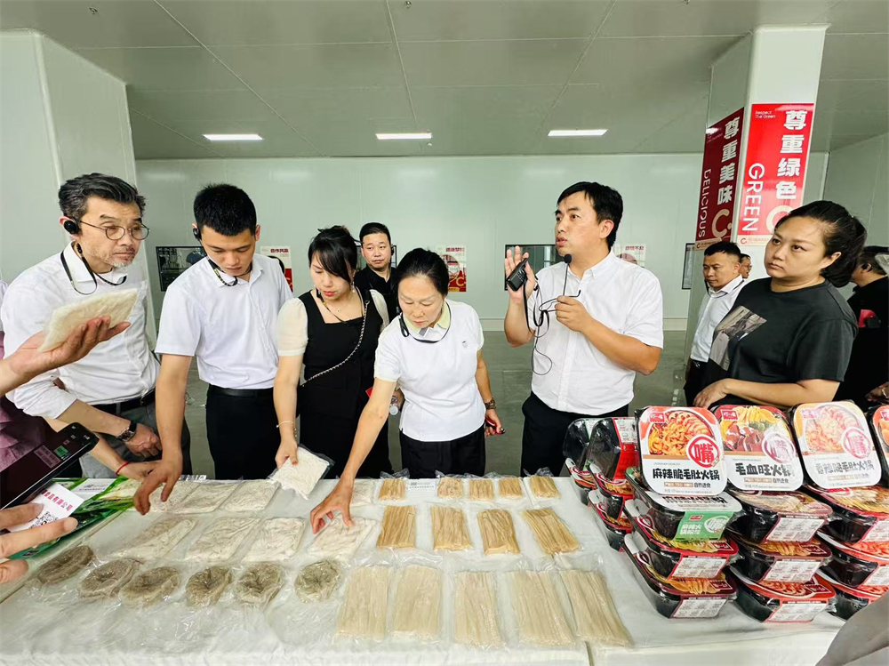 4.考察团参观四川程锦食品产品展示.jpg