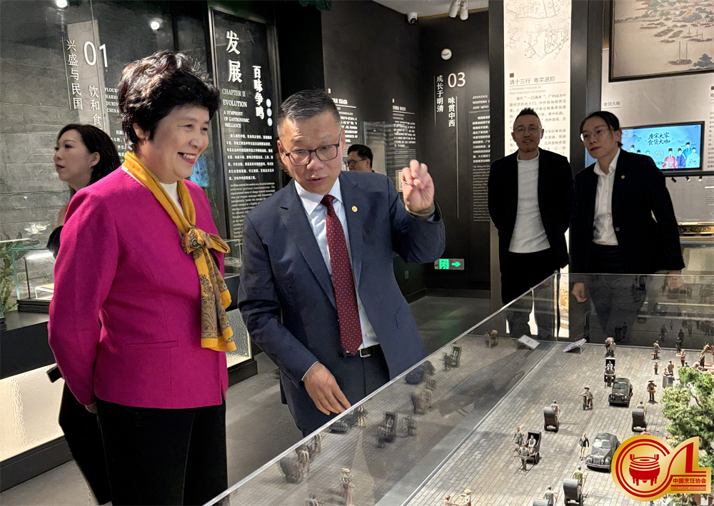 4.杨柳会长参观粤菜博物馆.jpg